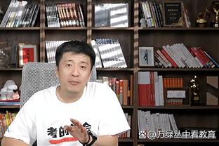 难受？水花兄弟在比赛结束后迟迟不肯离场 库里抱头&克莱发呆